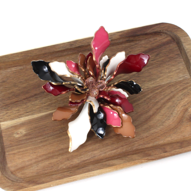 B25285 Polyresin Flower Brooch