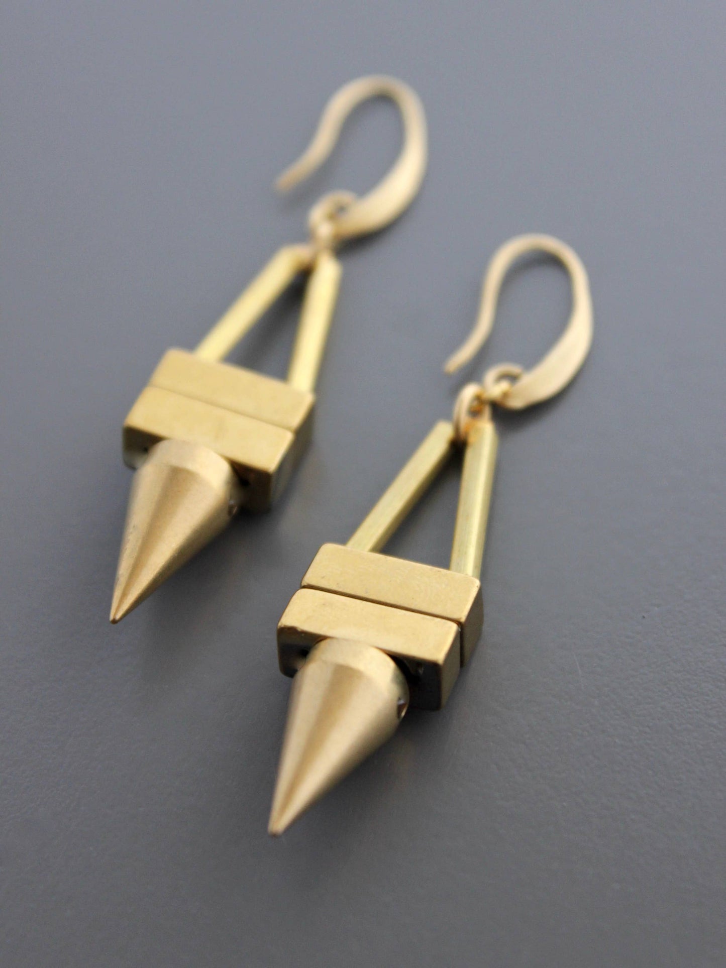 ODLE09 Geometric hematite and brass spike earrings