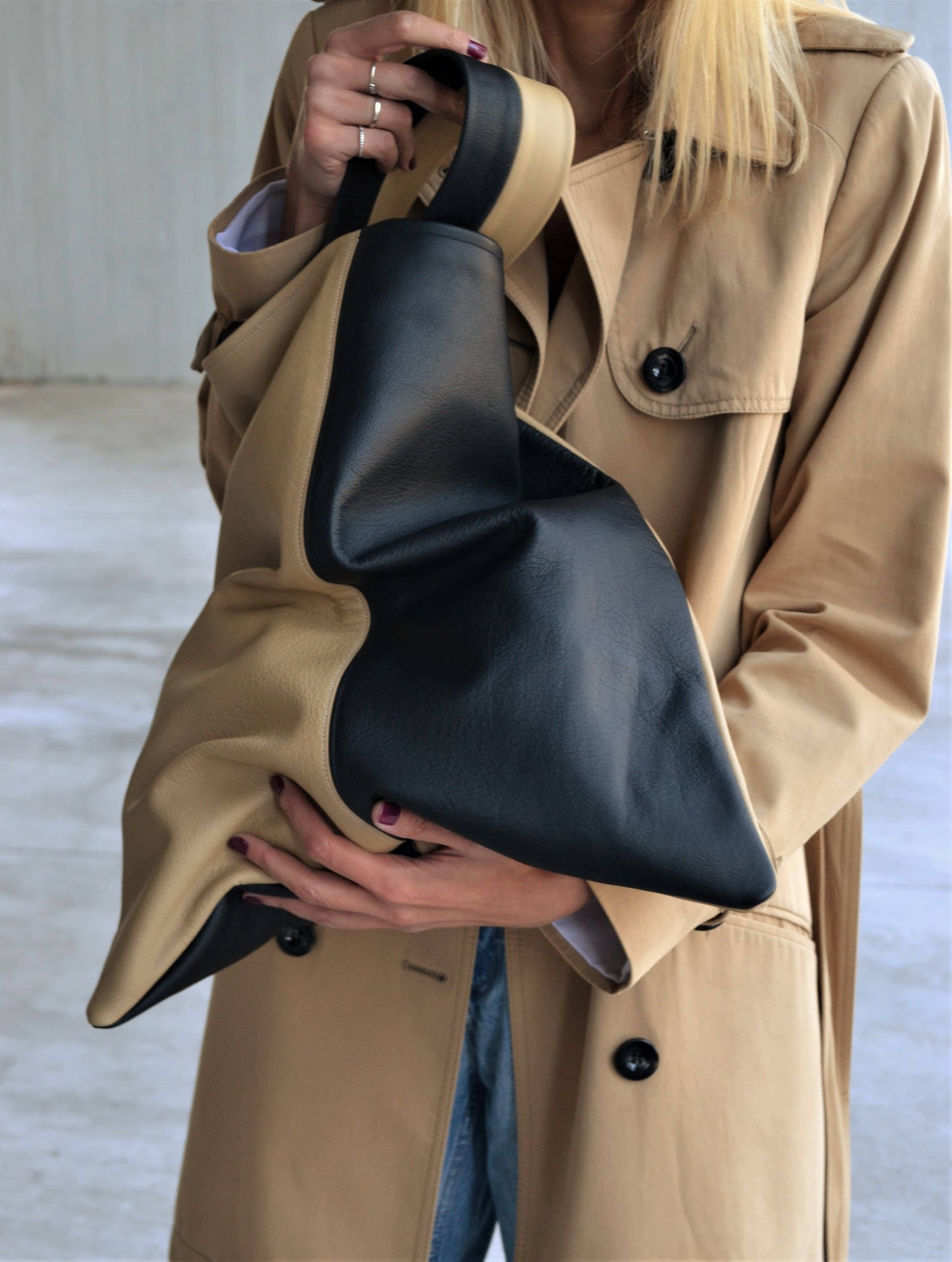 Akathi double leather bag in black & sand