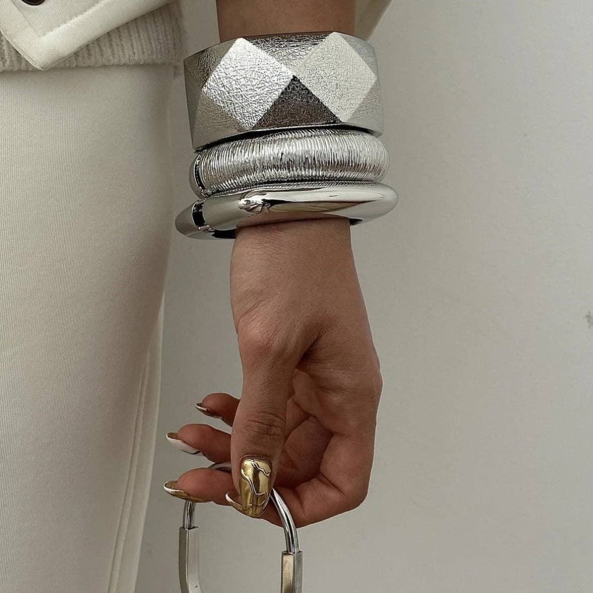 Stylish Chunky Wide Bangle Bracelet DP25F819