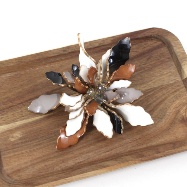 B25285 Polyresin Flower Brooch