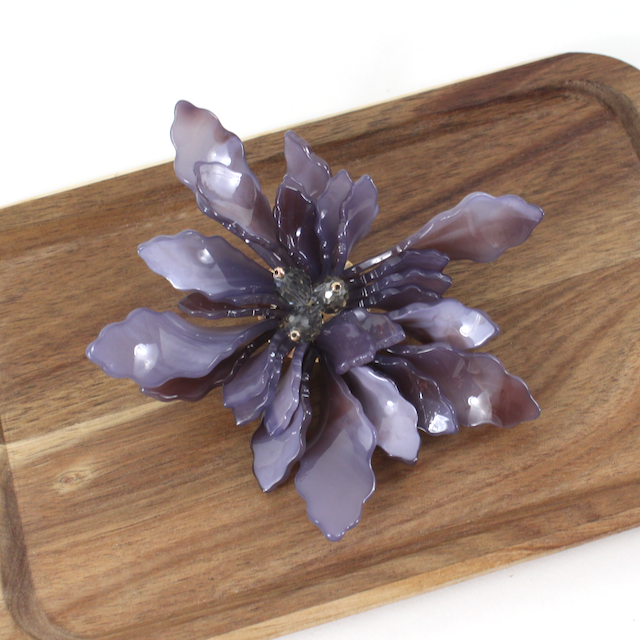 B25284 Polyresin Flower Brooch