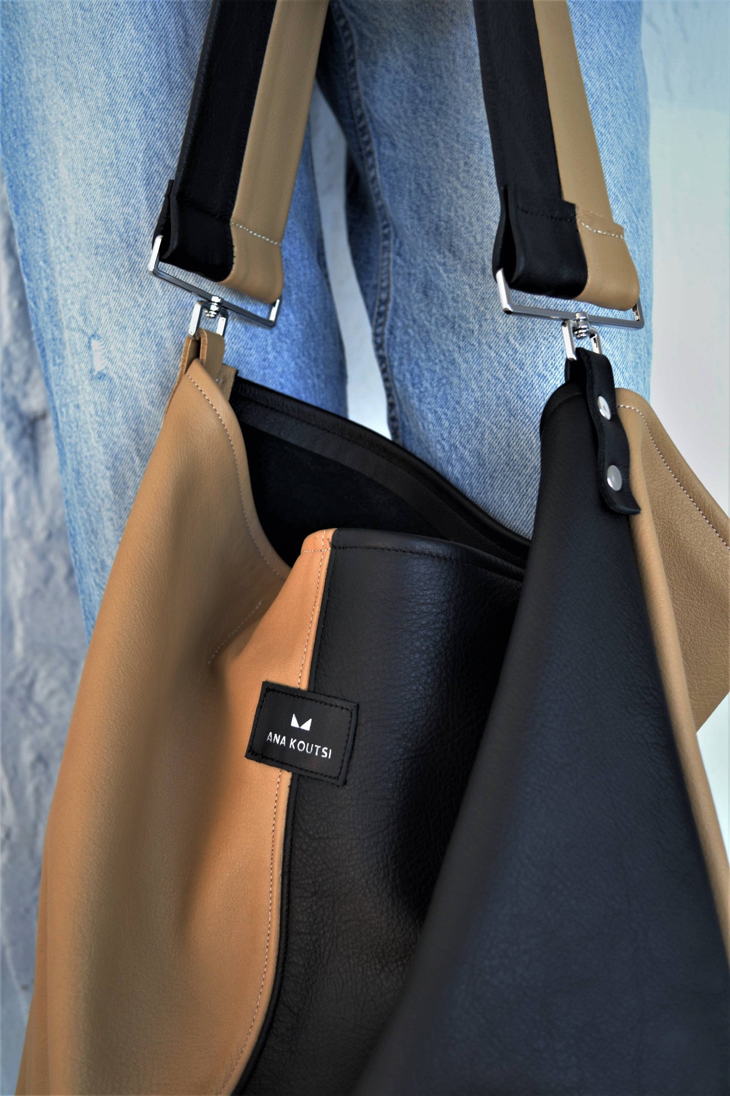 Akathi double leather bag in black & sand
