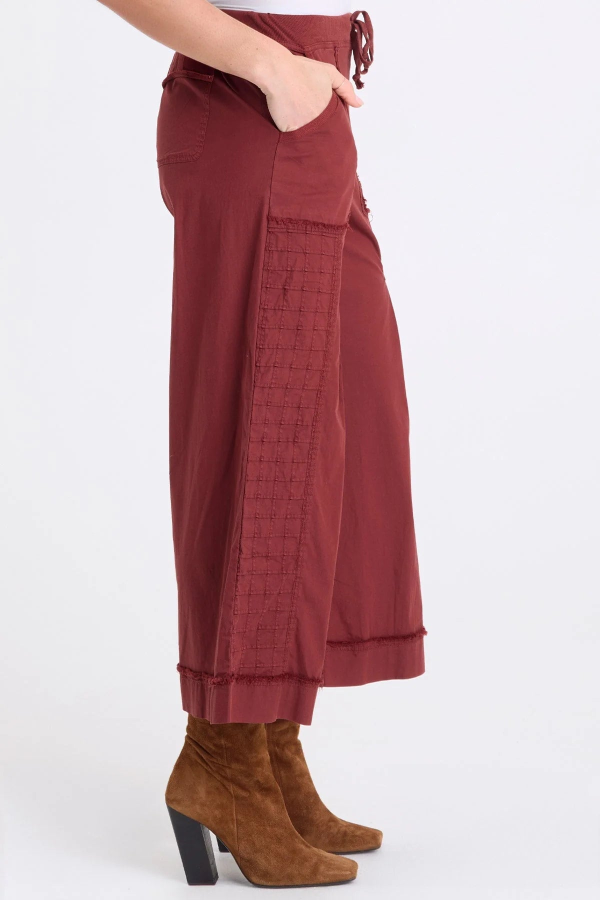 NICOLENE POPLIN GRID PINTUCK CROP PANT IN TWINBERRY