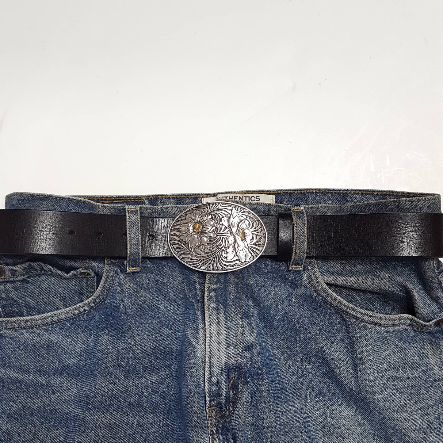 Genuine leather belt w. Western Oval Sunflower Buckle
