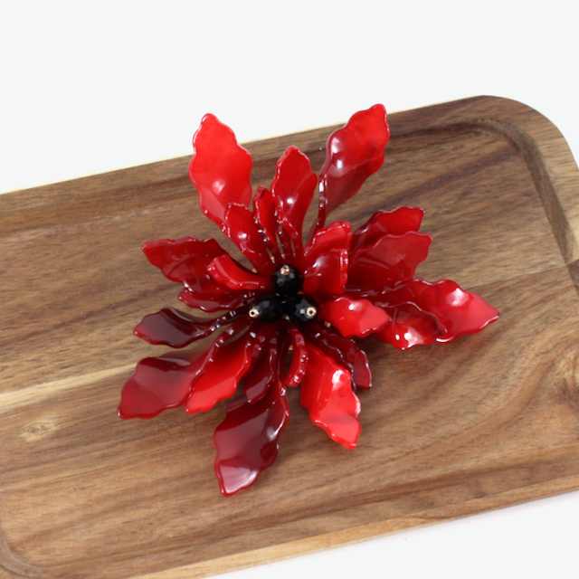 B25284 Polyresin Flower Brooch