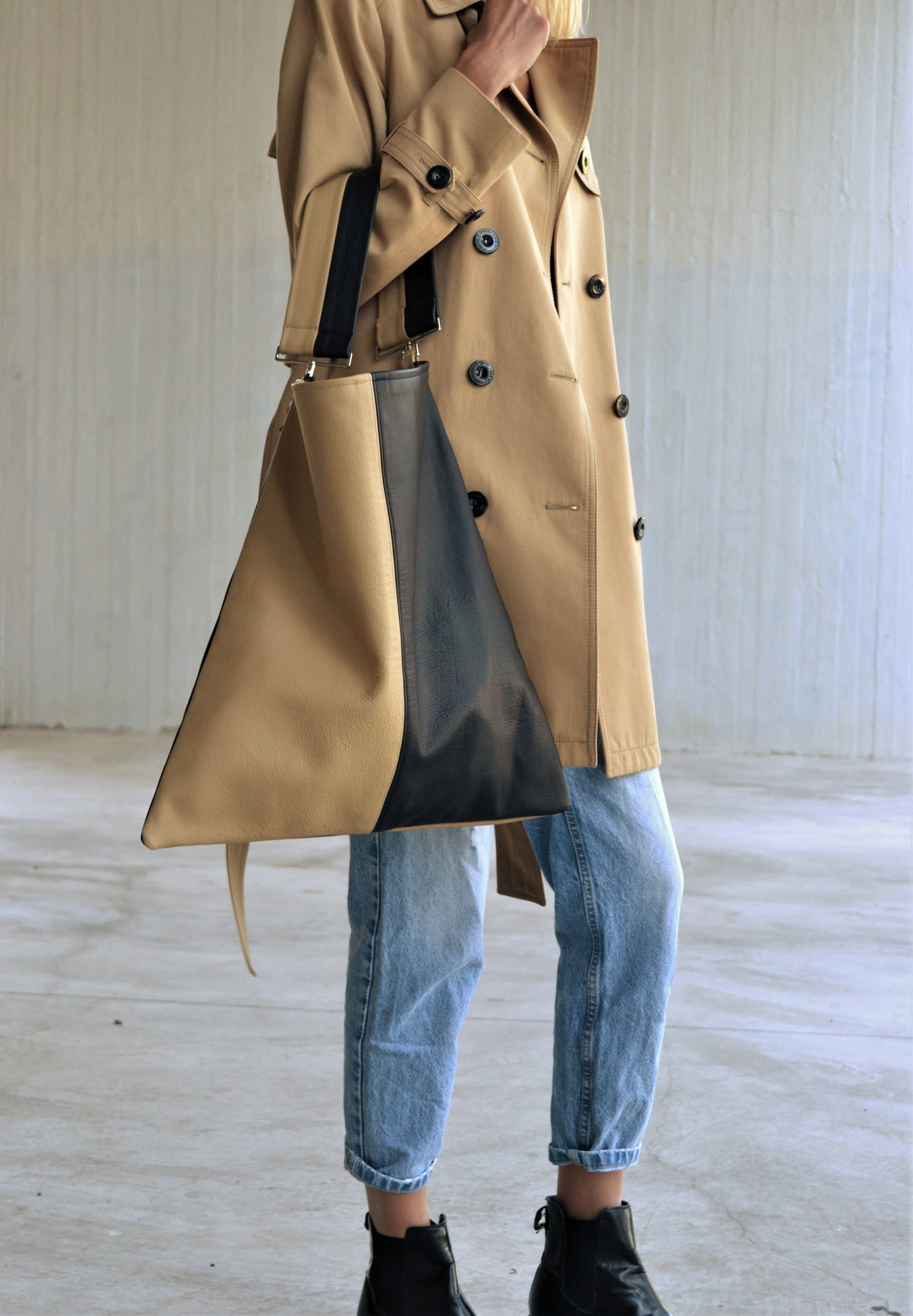 Akathi double leather bag in black & sand