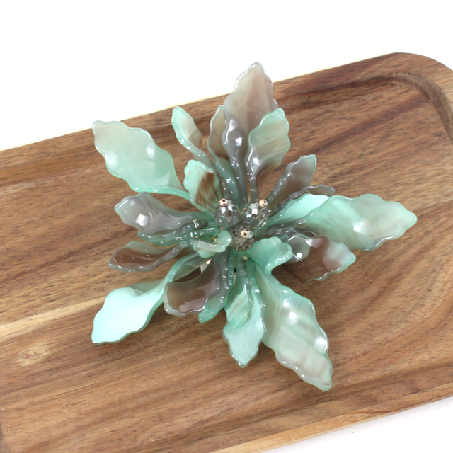 B25284 Polyresin Flower Brooch