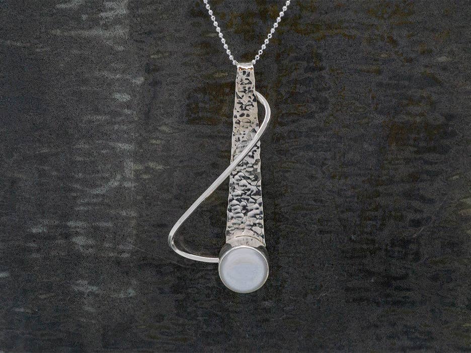 Pearl in Hammered Drop Pendant w/ Twist